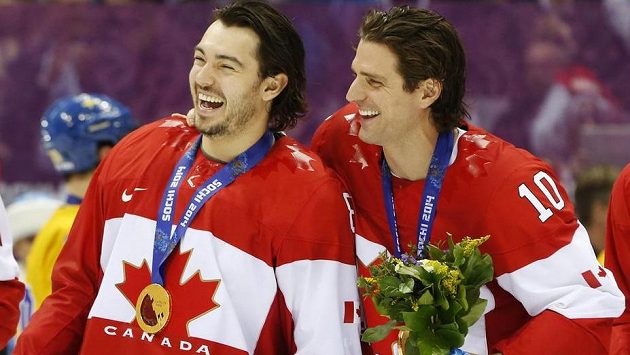 Drew Doughty (vlevo) a Patrick Sharp se radují z triumfu v olympijském finále proti Švédům. Drew Doughty (vlevo) a Patrick Sharp se radují z triumfu v olympijském finále proti Švédům.