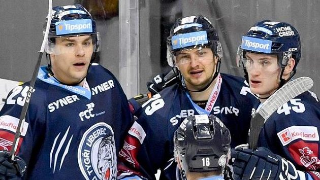Libor Hudáček z Liberce (uprostřed) se raduje se svými spoluhráči z gólu. Libor Hudáček z Liberce (uprostřed) se raduje se svými spoluhráči z gólu.