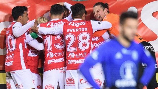 Fotbalisté Pardubic oslavují gól na 1:1 Fotbalisté Pardubic oslavují gól na 1:1