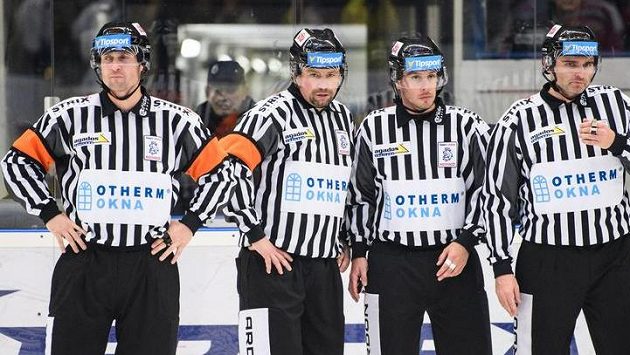 Rozhodčí se chystají na utkání Kladno - Pardubice. Rozhodčí se chystají na utkání Kladno - Pardubice.