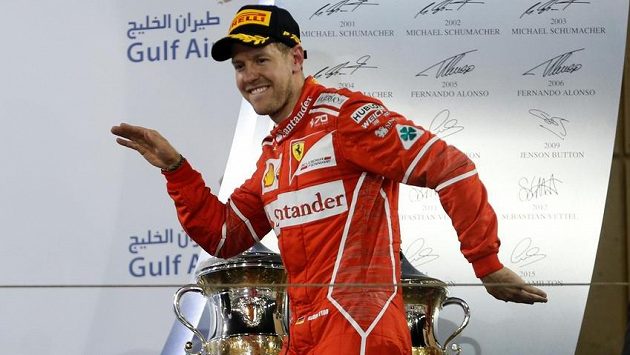 Sebastian Vettel a jeho vítězný taneček na pódiu. Sebastian Vettel a jeho vítězný taneček na pódiu.