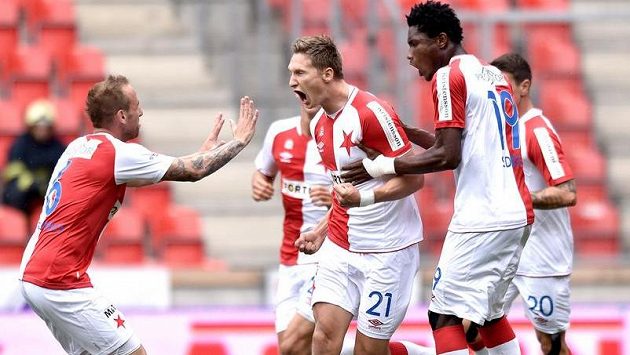 Zleva slávisté Tomáš Jablonský, Milan Škoda a Simon Deli oslavují gól. Zleva slávisté Tomáš Jablonský, Milan Škoda a Simon Deli oslavují gól.