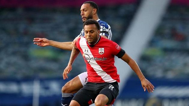 Obránce Ryan Bertrand (vpředu) v dresu Southamptonu bojuje o míč s Mattem Phillipsem z WBA. Obránce Ryan Bertrand (vpředu) v dresu Southamptonu bojuje o míč s Mattem Phillipsem z WBA.