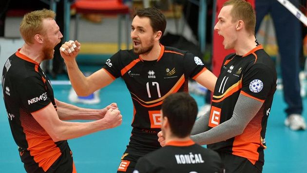 Karlovarští hráči se radují. Zleva Michal Kriško, Zdeněk Málek, Daniel Končal a Henri Treial. Karlovarští hráči se radují. Zleva Michal Kriško, Zdeněk Málek, Daniel Končal a Henri Treial.