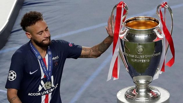 Snad někdy příště... Zdrcený Neymar si na trofej aspoň sáhl. Snad někdy příště... Zdrcený Neymar si na trofej aspoň sáhl.