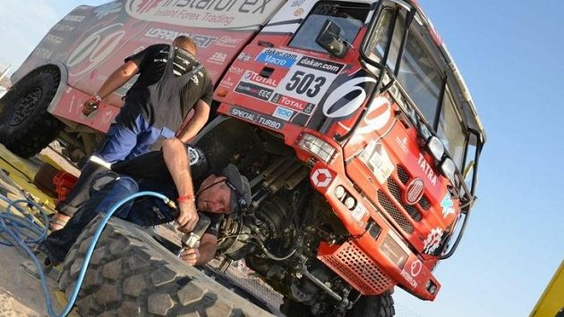 Mechanici v plném nasazení ošetřují v bivaku tatru Aleše Lopraise. Mechanici v plném nasazení ošetřují v bivaku tatru Aleše Lopraise.