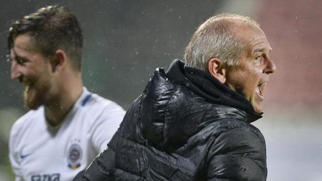 Radost Petra Rady z vítězného gólu v Příbrami. Vběhl na hřiště, aby ho s hráči řádně oslavil... Radost Petra Rady z vítězného gólu v Příbrami. Vběhl na hřiště, aby ho s hráči řádně oslavil...