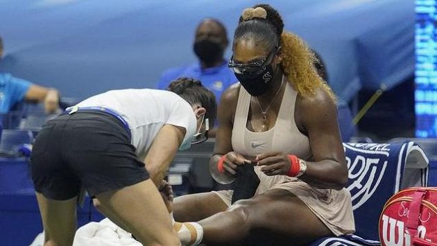 Serena Williamsová si nechává v semifinále US Open ošetřit poraněnou nohu. Serena Williamsová si nechává v semifinále US Open ošetřit poraněnou nohu.