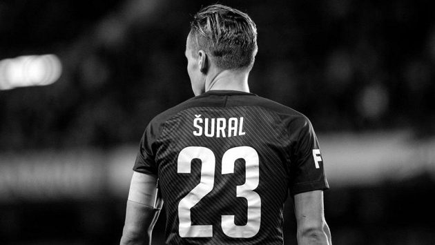Fotbalisté Sparty vyjdou z kabin na hřiště kompletně oblečení v dresu Josefa Šurala s číslem 23... Fotbalisté Sparty vyjdou z kabin na hřiště kompletně oblečení v dresu Josefa Šurala s číslem 23...