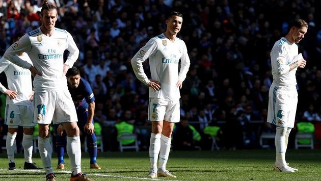 Frustrovaní fotbalisté Realu Madrid. Zleva Gareth Bale, Cristano Ronaldo a Sergio Ramos. Frustrovaní fotbalisté Realu Madrid. Zleva Gareth Bale, Cristano Ronaldo a Sergio Ramos.