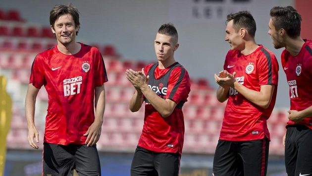 Zleva Tomáš Rosický, Srdjan Plavšič, Vjačeslav Karavajev a Václav Kadlec během veřejného tréninku Sparty. Zleva Tomáš Rosický, Srdjan Plavšič, Vjačeslav Karavajev a Václav Kadlec během veřejného tréninku Sparty.
