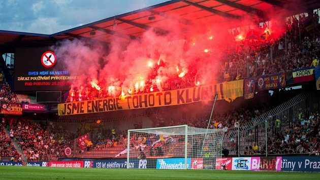 Fanoušci Sparty během derby s Bohemians 1905. Fanoušci Sparty během derby s Bohemians 1905.