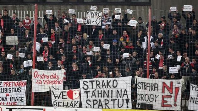 Protesty fanoušků fotbalové Slavie během zápasu na Žižkově Protesty fanoušků fotbalové Slavie během zápasu na Žižkově