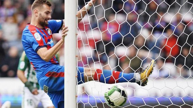 Milan Havel z Viktorie Plzeň zvyšuje na 2:1, u tyče míč kontroluje Radim Řezník. Milan Havel z Viktorie Plzeň zvyšuje na 2:1, u tyče míč kontroluje Radim Řezník.