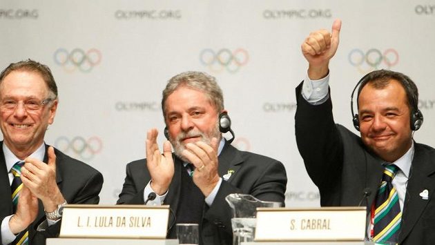 Předseda brazilského olympijského výboru Carlos Nuzman (vlevo), brazilský prezident Luiz Inacio Lula da Silva (uprostřed) a guvernér Rio de Janeira Sergio Cabral oslavují zvolení Ria jako hostitele olympijských her v roce 2016. Předseda brazilského olympijského výboru Carlos Nuzman (vlevo), brazilský prezident Luiz Inacio Lula da Silva (uprostřed) a guvernér Rio de Janeira Sergio Cabral oslavují zvolení Ria jako hostitele olympijských her v roce 2016.