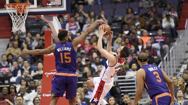 Alan Williams (15) z Phoenixu a washingtonský Tomáš Satoranský (31). Alan Williams (15) z Phoenixu a washingtonský Tomáš Satoranský (31).