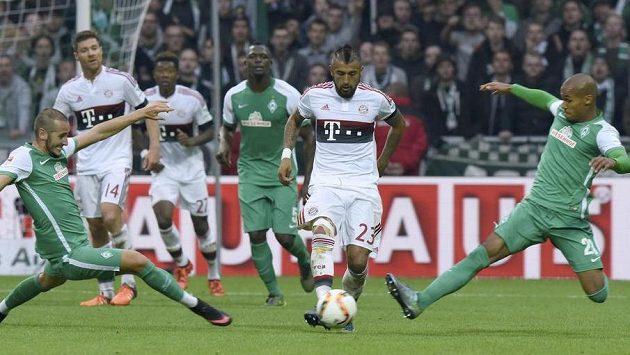 Brémští Theodor Gebre Selassie (vpravo) a Alejandro Galvez se snaží zastavit Artura Vidala z Bayernu. Brémští Theodor Gebre Selassie (vpravo) a Alejandro Galvez se snaží zastavit Artura Vidala z Bayernu.