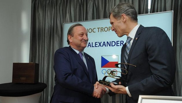 Cenu MOV Alexandru Károlyimu předal předseda ČOV Jiří Kejval. Cenu MOV Alexandru Károlyimu předal předseda ČOV Jiří Kejval.