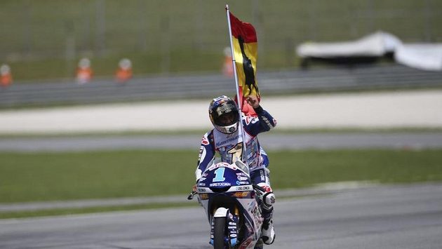 Jorge Martín slaví titul v Moto3. Jorge Martín slaví titul v Moto3.