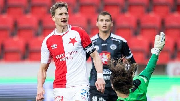 Milan Škoda ze Slavie Praha lobuje brankáře Hradce Radima Ottmara. Jeho střela skončila na břevně. Milan Škoda ze Slavie Praha lobuje brankáře Hradce Radima Ottmara. Jeho střela skončila na břevně.