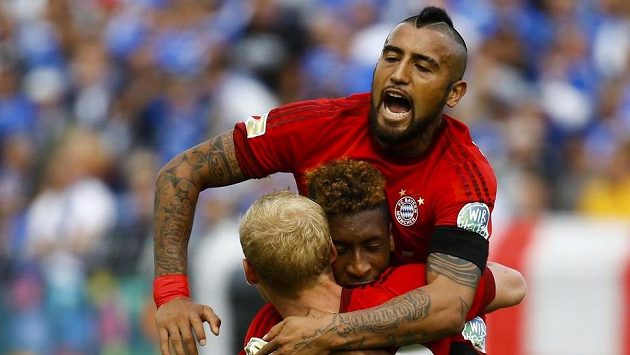 Arturo Vidal (hnahoře) z Bayernu oslavuje gól proti Darmstadtu se spoluhráči Kingsleym Comanem (Uprostřed) a Sebastianem Rodem. Arturo Vidal (hnahoře) z Bayernu oslavuje gól proti Darmstadtu se spoluhráči Kingsleym Comanem (Uprostřed) a Sebastianem Rodem.