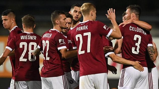 Fotbalisté Sparty se radují po Čelůstkově gólu ve Zlíně. Fotbalisté Sparty se radují po Čelůstkově gólu ve Zlíně.