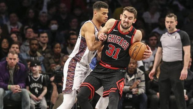Tomáš Satoranský (vpravo) z Chicaga v souboji s Timothem Luwawu-Cabarrotem z Brooklynu. Tomáš Satoranský (vpravo) z Chicaga v souboji s Timothem Luwawu-Cabarrotem z Brooklynu.