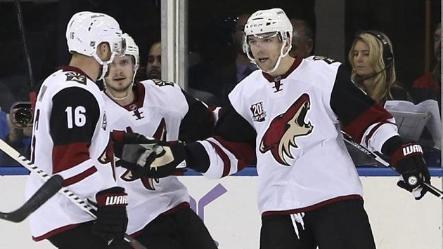 Radim Vrbata (vpravo) slaví se spoluhráči z Arizony gól proti New York Rangers. Radim Vrbata (vpravo) slaví se spoluhráči z Arizony gól proti New York Rangers.