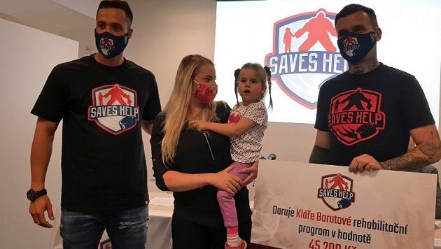 Šimon Hrubec (vlevo) předal šek s finanční pomocí od spolku Saves Help tříleté Kláře Borutové trpící neurologickým onemocněním. Šimon Hrubec (vlevo) předal šek s finanční pomocí od spolku Saves Help tříleté Kláře Borutové trpící neurologickým onemocněním.