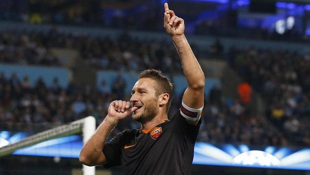 Francesco Totti z AS Řím typickým způsobem oslavuje svoji trefu proti Manchesteru City v Lize mistrů. Francesco Totti z AS Řím typickým způsobem oslavuje svoji trefu proti Manchesteru City v Lize mistrů.