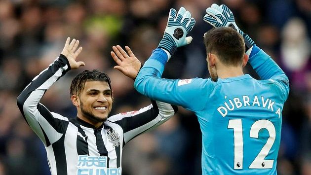 Skvělá premiéra! DeAndre Yedlin gratuluje Martinu Dúbravkovi. Skvělá premiéra! DeAndre Yedlin gratuluje Martinu Dúbravkovi.