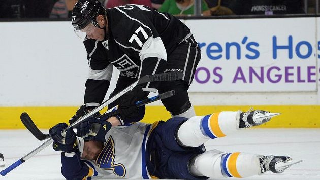 Útočník Jeff Carter z Los Angeles takhle zpracoval Steva Otta ze St. Louis. Útočník Jeff Carter z Los Angeles takhle zpracoval Steva Otta ze St. Louis.