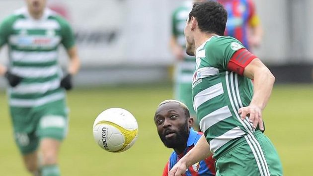 Zleva Joel Kayamba z Plzně, Josef Jindřišek z Bohemians Zleva Joel Kayamba z Plzně, Josef Jindřišek z Bohemians