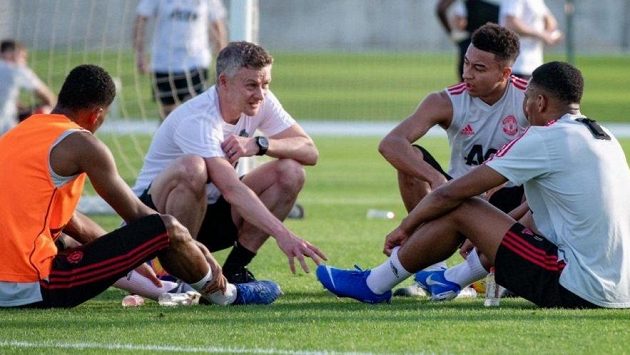 Solskjaer udílí na tréninku pokyny svým svěřencům Solskjaer udílí na tréninku pokyny svým svěřencům