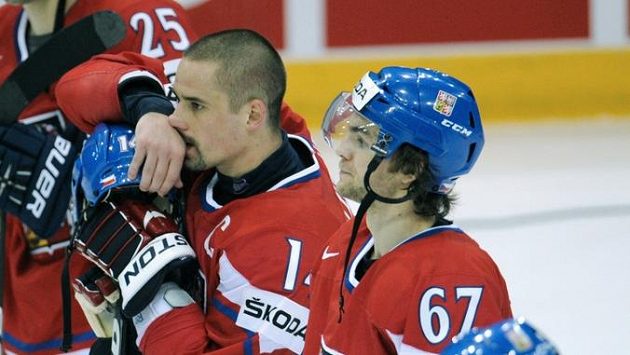 Zklamaní Tomáš Plekanec a Micheal Frolím (vpravo) po prohře se Slovenskem. Zklamaní Tomáš Plekanec a Micheal Frolím (vpravo) po prohře se Slovenskem.