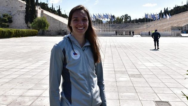 Alena Ulrichová v rámci univerzitní stáže navštívila v Aténách na stadionu Panathinaiko předání olympijského ohně organizátorům z Tokia. Alena Ulrichová v rámci univerzitní stáže navštívila v Aténách na stadionu Panathinaiko předání olympijského ohně organizátorům z Tokia.