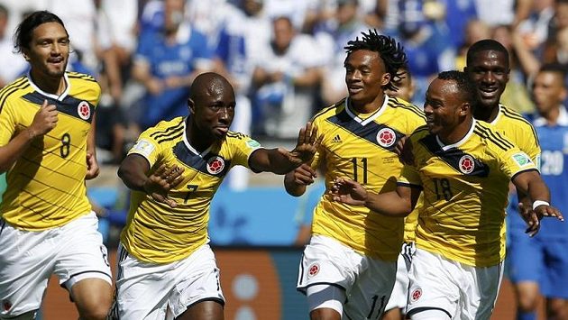Kolumbijec Pablo Armero (druhý zleva) slaví se spoluhráči gól do sítě Řecka. Kolumbijec Pablo Armero (druhý zleva) slaví se spoluhráči gól do sítě Řecka.
