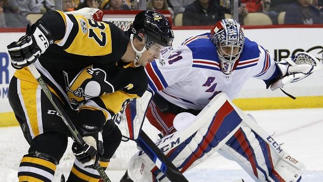 Sidney Crosby (87) z Pitsburghu a gólman NY Rangers Ondřej Pavelec (31). Sidney Crosby (87) z Pitsburghu a gólman NY Rangers Ondřej Pavelec (31).