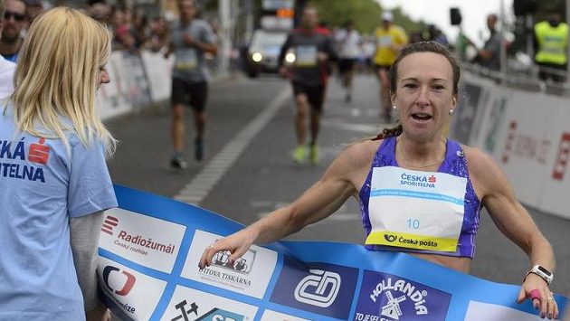 Vítězka běhu žen Eva Vrabcová-Nývltová v cíli závodu Běchovice - Praha . Vítězka běhu žen Eva Vrabcová-Nývltová v cíli závodu Běchovice - Praha .