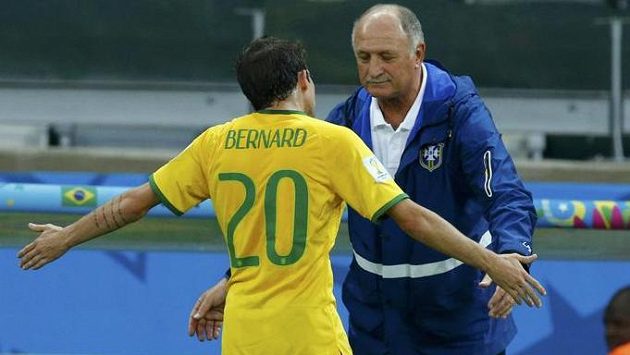 Trenére, co máme dělat? jako by se ptal Bernard brazilského kouče Luize Felipe Scolariho během přestřelky v semifinále MS s Německem. Trenére, co máme dělat? jako by se ptal Bernard brazilského kouče Luize Felipe Scolariho během přestřelky v semifinále MS s Německem.