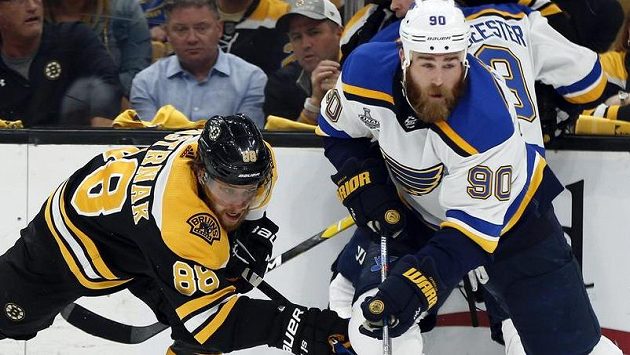 Ryan O'Reilly (vpravo) ze St Louis v souboji s českým útočníkem Bostonu Davidem Pastrňákem. Ryan O'Reilly (vpravo) ze St Louis v souboji s českým útočníkem Bostonu Davidem Pastrňákem.