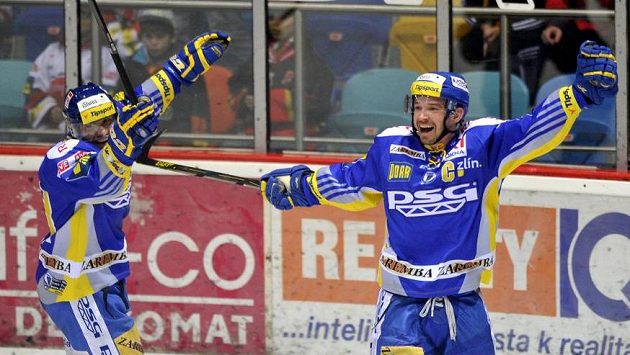 Petr Čajánek ze Zlína (vpravo) se raduje z vítězného gólu v prodloužení. Petr Čajánek ze Zlína (vpravo) se raduje z vítězného gólu v prodloužení.