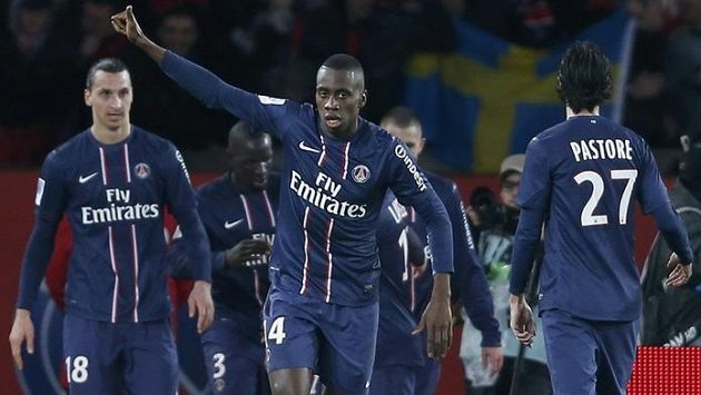 Pařížský Blaise Matuidi (uprostřed) slaví svůj gól proti Lyonu. Pařížský Blaise Matuidi (uprostřed) slaví svůj gól proti Lyonu.