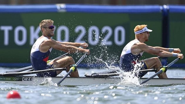 Český dvojskif lehkých vah Jiří Šimánek (vlevo) a Miroslav Vraštil ve finále olympijského závodu v Tokiu. Český dvojskif lehkých vah Jiří Šimánek (vlevo) a Miroslav Vraštil ve finále olympijského závodu v Tokiu.