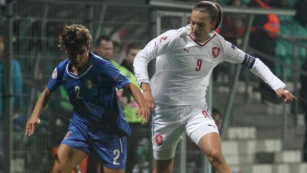 Italka Elisa Bartoliová (vlevo) a česká útočnice Lucie Voňková. Italka Elisa Bartoliová (vlevo) a česká útočnice Lucie Voňková.