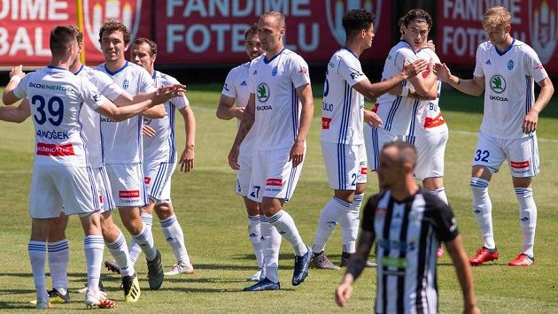 Hráči Boleslavi se radují z gólu na hřišti Českých Budějovic. Hráči Boleslavi se radují z gólu na hřišti Českých Budějovic.