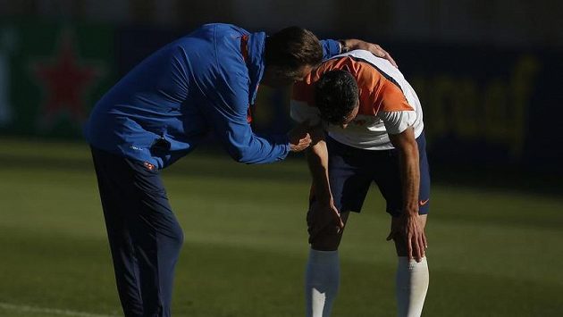 Nizozemský kapitán Robin van Persie v péči národního kouče Luise van Gaala. Nizozemský kapitán Robin van Persie v péči národního kouče Luise van Gaala.