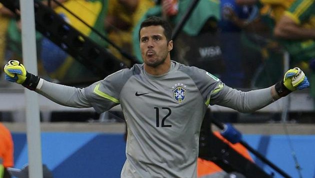 Brazilský brankář Júlio César svůj tým v penaltovém rozstřelu podržel. Brazilský brankář Júlio César svůj tým v penaltovém rozstřelu podržel.
