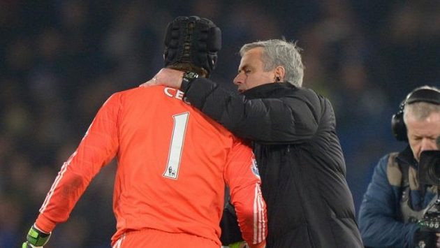 Brankář Chelsea Petr Čech s trenérem José Mourinhem po výhře nad Evertonem. Brankář Chelsea Petr Čech s trenérem José Mourinhem po výhře nad Evertonem.