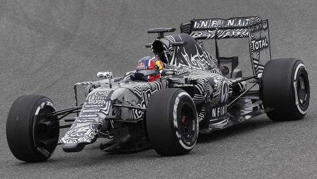 Kde končí zebra, kde začíná silnice...? Red Bull řízený ruským pilotem Daniilem Kvjatem na trati v Jerezu. Kde končí zebra, kde začíná silnice...? Red Bull řízený ruským pilotem Daniilem Kvjatem na trati v Jerezu.